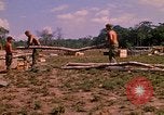 Standbild 101st Airborne Division Soldaten bauen Bunker Papageien Schnabel Kambodscha, 1970, aus Sekunde 62 historischem Filmmaterial Videoclip 65675038731