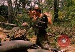Standbild 101st Airborne Division Gang Papageien Schnabel Kambodscha, 1970, aus Sekunde 7 historischem Filmmaterial Videoclip 65675038732
