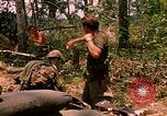 Standbild 101st Airborne Division Gang Papageien Schnabel Kambodscha, 1970, aus Sekunde 8 historischem Filmmaterial Videoclip 65675038732