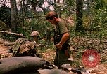Standbild 101st Airborne Division Gang Papageien Schnabel Kambodscha, 1970, aus Sekunde 10 historischem Filmmaterial Videoclip 65675038732