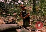Standbild 101st Airborne Division Gang Papageien Schnabel Kambodscha, 1970, aus Sekunde 13 historischem Filmmaterial Videoclip 65675038732