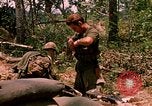 Standbild 101st Airborne Division Gang Papageien Schnabel Kambodscha, 1970, aus Sekunde 15 historischem Filmmaterial Videoclip 65675038732