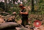 Standbild 101st Airborne Division Gang Papageien Schnabel Kambodscha, 1970, aus Sekunde 16 historischem Filmmaterial Videoclip 65675038732