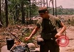 Standbild 101st Airborne Division Gang Papageien Schnabel Kambodscha, 1970, aus Sekunde 17 historischem Filmmaterial Videoclip 65675038732