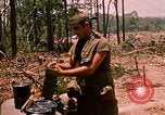 Standbild 101st Airborne Division Gang Papageien Schnabel Kambodscha, 1970, aus Sekunde 18 historischem Filmmaterial Videoclip 65675038732