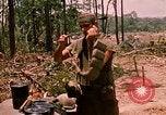 Standbild 101st Airborne Division Gang Papageien Schnabel Kambodscha, 1970, aus Sekunde 19 historischem Filmmaterial Videoclip 65675038732