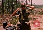 Standbild 101st Airborne Division Gang Papageien Schnabel Kambodscha, 1970, aus Sekunde 20 historischem Filmmaterial Videoclip 65675038732