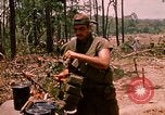 Standbild 101st Airborne Division Gang Papageien Schnabel Kambodscha, 1970, aus Sekunde 24 historischem Filmmaterial Videoclip 65675038732