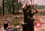 Standbild 101st Airborne Division Gang Papageien Schnabel Kambodscha, 1970, aus Sekunde 25 historischem Filmmaterial Videoclip 65675038732