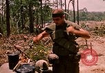 Standbild 101st Airborne Division Gang Papageien Schnabel Kambodscha, 1970, aus Sekunde 26 historischem Filmmaterial Videoclip 65675038732