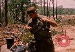 Standbild 101st Airborne Division Gang Papageien Schnabel Kambodscha, 1970, aus Sekunde 28 historischem Filmmaterial Videoclip 65675038732