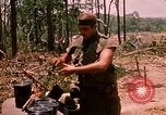 Standbild 101st Airborne Division Gang Papageien Schnabel Kambodscha, 1970, aus Sekunde 29 historischem Filmmaterial Videoclip 65675038732