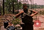 Standbild 101st Airborne Division Gang Papageien Schnabel Kambodscha, 1970, aus Sekunde 32 historischem Filmmaterial Videoclip 65675038732