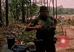 Standbild 101st Airborne Division Gang Papageien Schnabel Kambodscha, 1970, aus Sekunde 35 historischem Filmmaterial Videoclip 65675038732