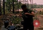 Standbild 101st Airborne Division Gang Papageien Schnabel Kambodscha, 1970, aus Sekunde 37 historischem Filmmaterial Videoclip 65675038732
