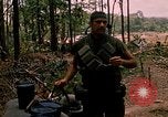 Standbild 101st Airborne Division Gang Papageien Schnabel Kambodscha, 1970, aus Sekunde 38 historischem Filmmaterial Videoclip 65675038732