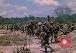 Standbild 101st Airborne Division Soldaten board Hubschrauber Papageien Schnabel Kambodscha, 1970, aus Sekunde 3 historischem Filmmaterial Videoclip 65675038733