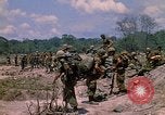 Standbild 101st Airborne Division Soldaten board Hubschrauber Papageien Schnabel Kambodscha, 1970, aus Sekunde 4 historischem Filmmaterial Videoclip 65675038733