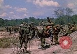 Standbild 101st Airborne Division Soldaten board Hubschrauber Papageien Schnabel Kambodscha, 1970, aus Sekunde 5 historischem Filmmaterial Videoclip 65675038733