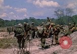 Standbild 101st Airborne Division Soldaten board Hubschrauber Papageien Schnabel Kambodscha, 1970, aus Sekunde 6 historischem Filmmaterial Videoclip 65675038733