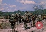 Standbild 101st Airborne Division Soldaten board Hubschrauber Papageien Schnabel Kambodscha, 1970, aus Sekunde 7 historischem Filmmaterial Videoclip 65675038733