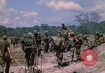Standbild 101st Airborne Division Soldaten board Hubschrauber Papageien Schnabel Kambodscha, 1970, aus Sekunde 8 historischem Filmmaterial Videoclip 65675038733
