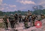 Standbild 101st Airborne Division Soldaten board Hubschrauber Papageien Schnabel Kambodscha, 1970, aus Sekunde 9 historischem Filmmaterial Videoclip 65675038733