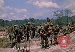 Standbild 101st Airborne Division Soldaten board Hubschrauber Papageien Schnabel Kambodscha, 1970, aus Sekunde 10 historischem Filmmaterial Videoclip 65675038733