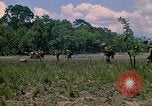 Standbild 101st Airborne Division Soldaten board Hubschrauber Papageien Schnabel Kambodscha, 1970, aus Sekunde 11 historischem Filmmaterial Videoclip 65675038733