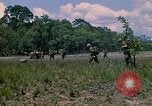 Standbild 101st Airborne Division Soldaten board Hubschrauber Papageien Schnabel Kambodscha, 1970, aus Sekunde 12 historischem Filmmaterial Videoclip 65675038733
