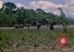 Standbild 101st Airborne Division Soldaten board Hubschrauber Papageien Schnabel Kambodscha, 1970, aus Sekunde 13 historischem Filmmaterial Videoclip 65675038733