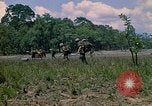 Standbild 101st Airborne Division Soldaten board Hubschrauber Papageien Schnabel Kambodscha, 1970, aus Sekunde 14 historischem Filmmaterial Videoclip 65675038733