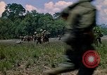 Standbild 101st Airborne Division Soldaten board Hubschrauber Papageien Schnabel Kambodscha, 1970, aus Sekunde 15 historischem Filmmaterial Videoclip 65675038733