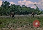 Standbild 101st Airborne Division Soldaten board Hubschrauber Papageien Schnabel Kambodscha, 1970, aus Sekunde 16 historischem Filmmaterial Videoclip 65675038733
