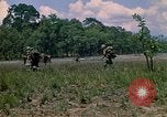 Standbild 101st Airborne Division Soldaten board Hubschrauber Papageien Schnabel Kambodscha, 1970, aus Sekunde 17 historischem Filmmaterial Videoclip 65675038733