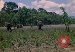 Standbild 101st Airborne Division Soldaten board Hubschrauber Papageien Schnabel Kambodscha, 1970, aus Sekunde 18 historischem Filmmaterial Videoclip 65675038733
