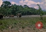 Standbild 101st Airborne Division Soldaten board Hubschrauber Papageien Schnabel Kambodscha, 1970, aus Sekunde 19 historischem Filmmaterial Videoclip 65675038733