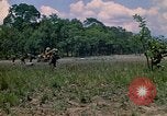 Standbild 101st Airborne Division Soldaten board Hubschrauber Papageien Schnabel Kambodscha, 1970, aus Sekunde 20 historischem Filmmaterial Videoclip 65675038733