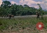Standbild 101st Airborne Division Soldaten board Hubschrauber Papageien Schnabel Kambodscha, 1970, aus Sekunde 21 historischem Filmmaterial Videoclip 65675038733