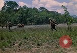 Standbild 101st Airborne Division Soldaten board Hubschrauber Papageien Schnabel Kambodscha, 1970, aus Sekunde 22 historischem Filmmaterial Videoclip 65675038733