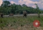 Standbild 101st Airborne Division Soldaten board Hubschrauber Papageien Schnabel Kambodscha, 1970, aus Sekunde 23 historischem Filmmaterial Videoclip 65675038733