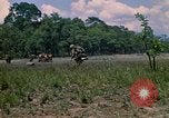 Standbild 101st Airborne Division Soldaten board Hubschrauber Papageien Schnabel Kambodscha, 1970, aus Sekunde 24 historischem Filmmaterial Videoclip 65675038733