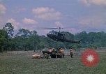 Standbild 101st Airborne Division Soldaten board Hubschrauber Papageien Schnabel Kambodscha, 1970, aus Sekunde 25 historischem Filmmaterial Videoclip 65675038733