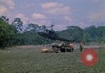 Standbild 101st Airborne Division Soldaten board Hubschrauber Papageien Schnabel Kambodscha, 1970, aus Sekunde 26 historischem Filmmaterial Videoclip 65675038733