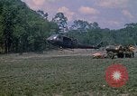 Standbild 101st Airborne Division Soldaten board Hubschrauber Papageien Schnabel Kambodscha, 1970, aus Sekunde 29 historischem Filmmaterial Videoclip 65675038733