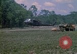 Standbild 101st Airborne Division Soldaten board Hubschrauber Papageien Schnabel Kambodscha, 1970, aus Sekunde 30 historischem Filmmaterial Videoclip 65675038733