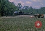 Standbild 101st Airborne Division Soldaten board Hubschrauber Papageien Schnabel Kambodscha, 1970, aus Sekunde 31 historischem Filmmaterial Videoclip 65675038733