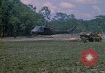 Standbild 101st Airborne Division Soldaten board Hubschrauber Papageien Schnabel Kambodscha, 1970, aus Sekunde 32 historischem Filmmaterial Videoclip 65675038733