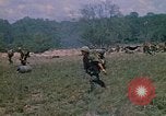 Standbild 101st Airborne Division Soldaten board Hubschrauber Papageien Schnabel Kambodscha, 1970, aus Sekunde 33 historischem Filmmaterial Videoclip 65675038733