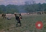 Standbild 101st Airborne Division Soldaten board Hubschrauber Papageien Schnabel Kambodscha, 1970, aus Sekunde 34 historischem Filmmaterial Videoclip 65675038733